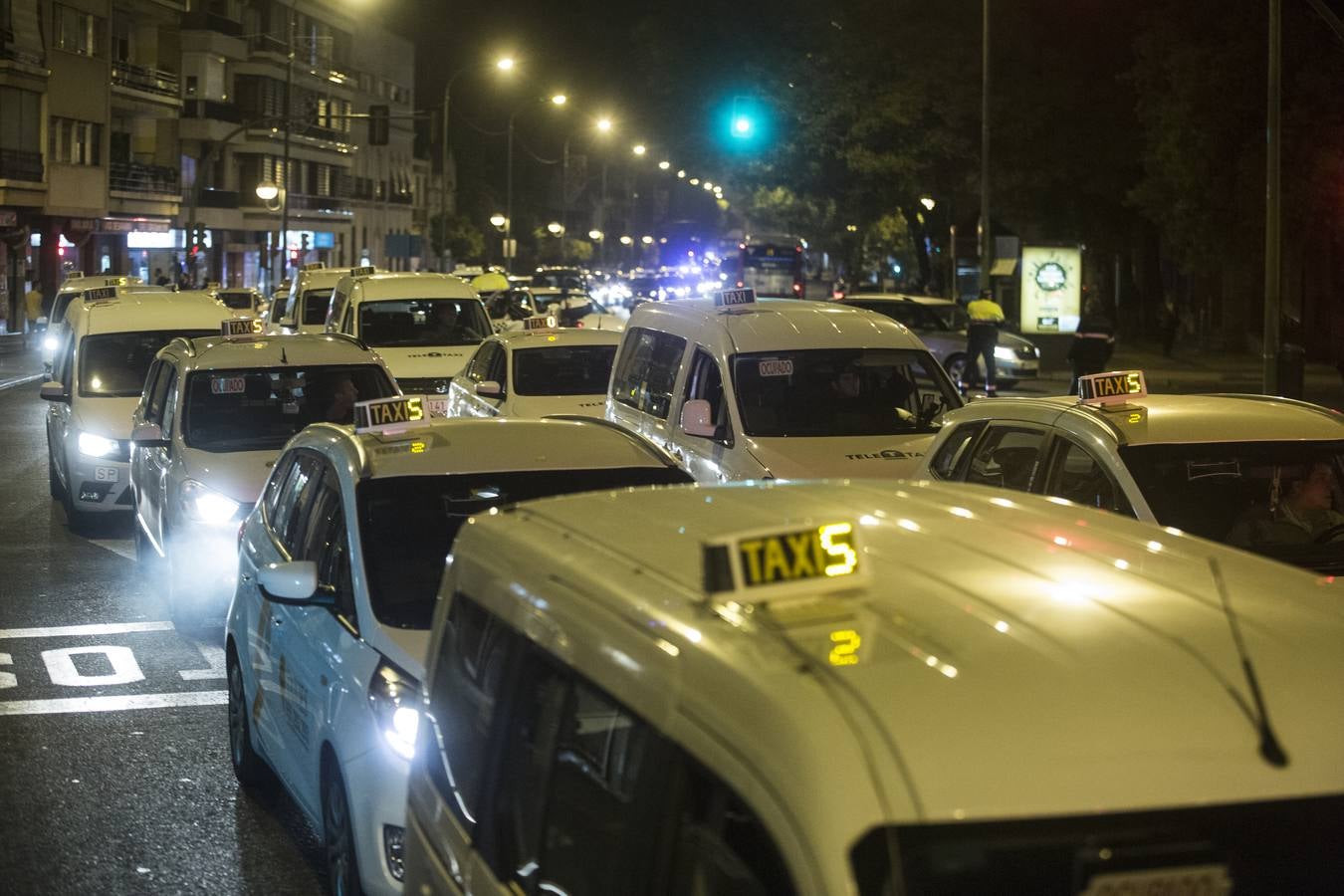 La primera manifestación de los taxistas en Sevilla colapsa varias arterias de la ciudad