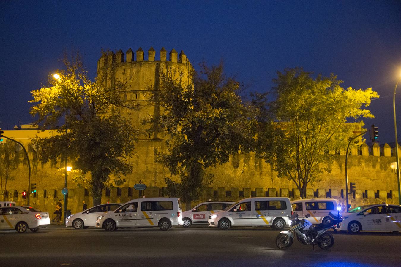 La primera manifestación de los taxistas en Sevilla colapsa varias arterias de la ciudad