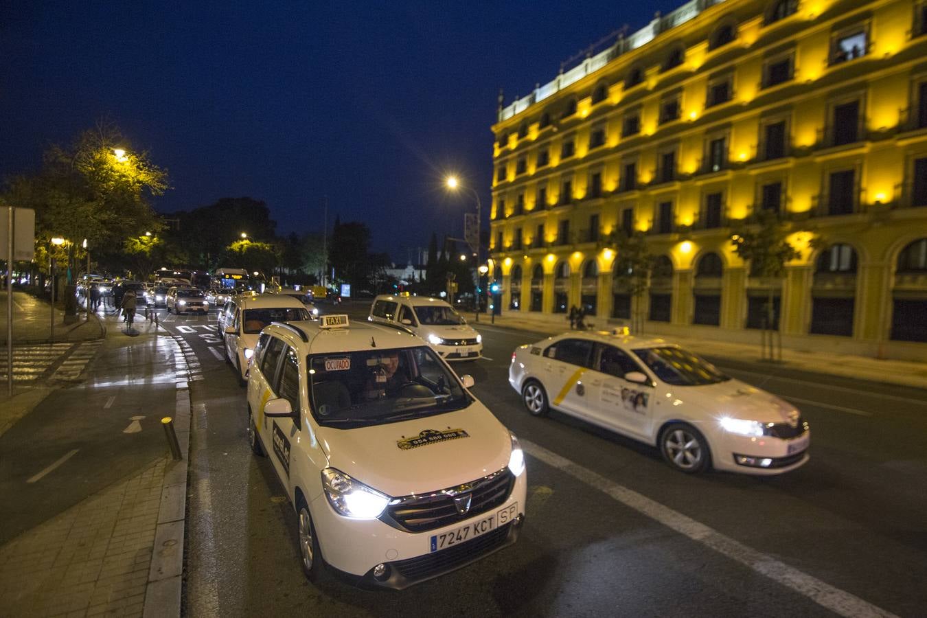 La primera manifestación de los taxistas en Sevilla colapsa varias arterias de la ciudad