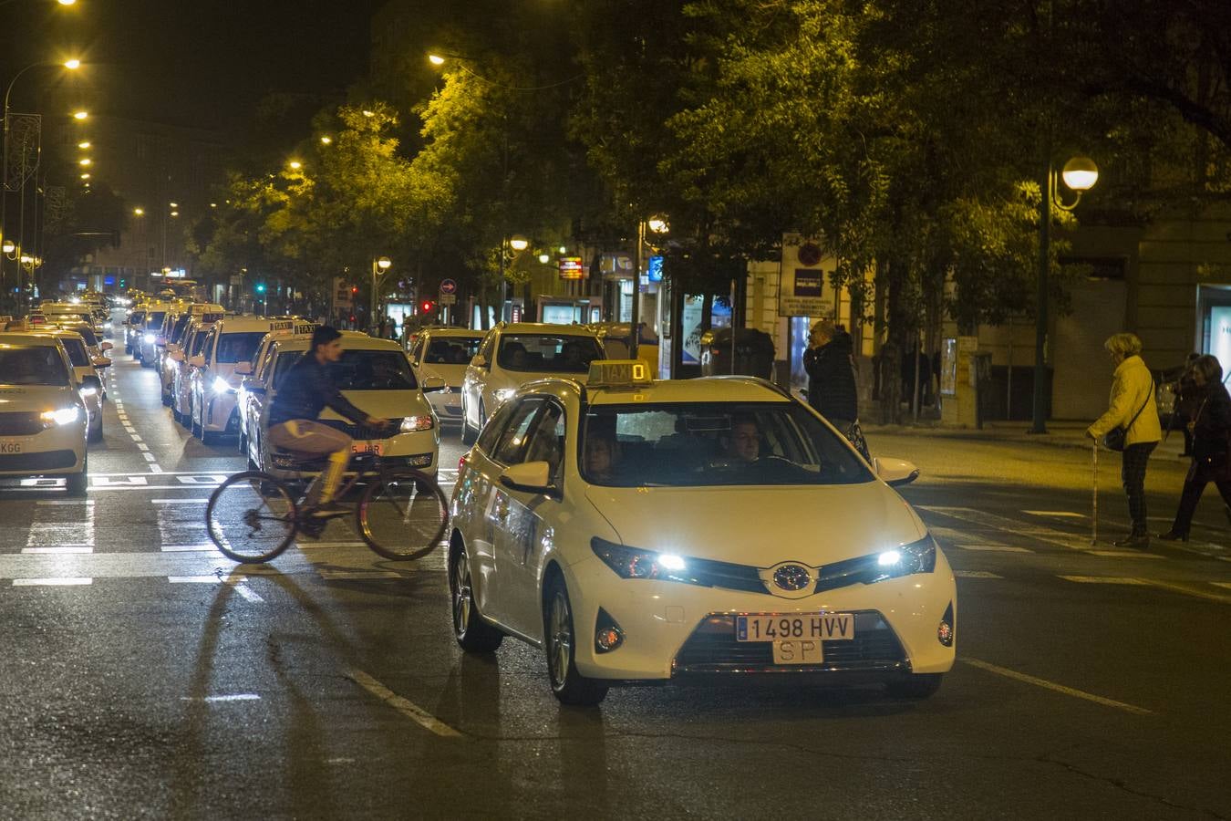 La primera manifestación de los taxistas en Sevilla colapsa varias arterias de la ciudad