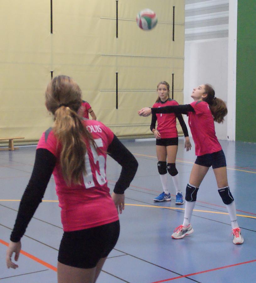 Las mejores imágenes del partido de voleibol entre Saint Louis des Français “A” y Santo Domingo Savio