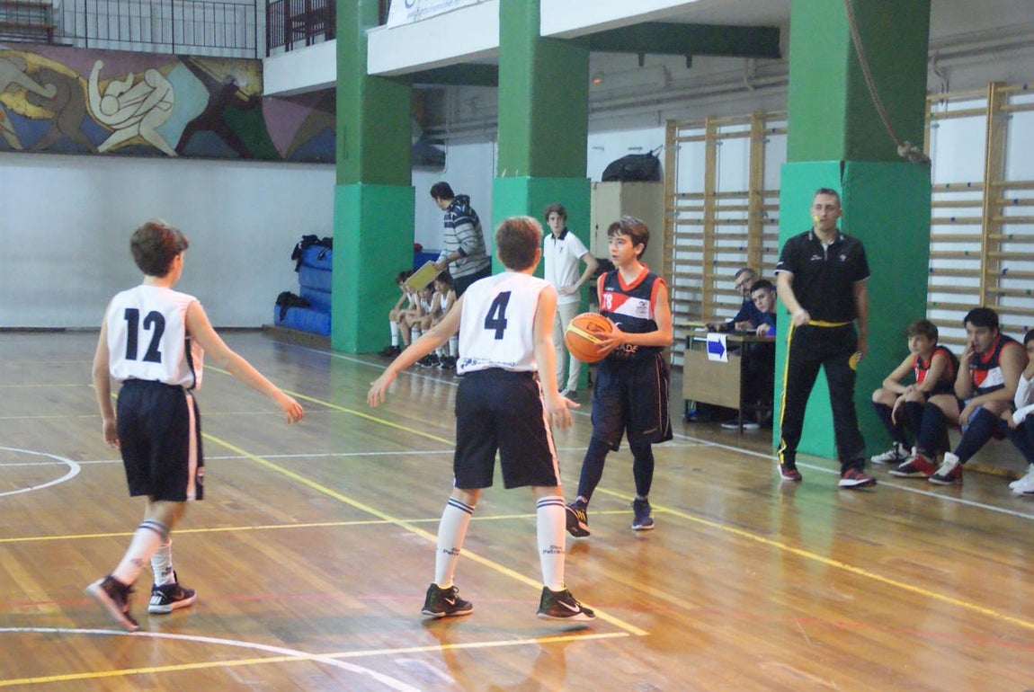 Las mejores imágenes del partido de baloncesto entre Claret &quot;A&quot; y San Patricio Soto &quot;A&quot;