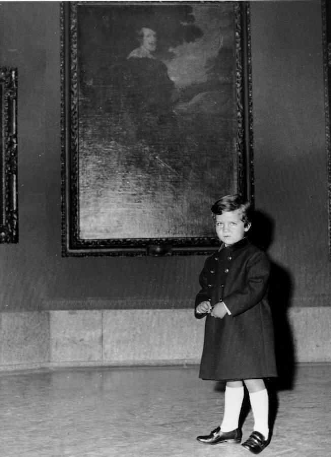 Felipe VI en 1974 ante el retrato de Felipe IV pintado por Velázquez. 