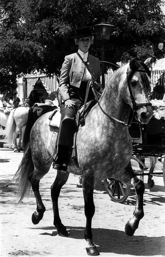 A caballo, en la Feria de Abril de Sevilla. 