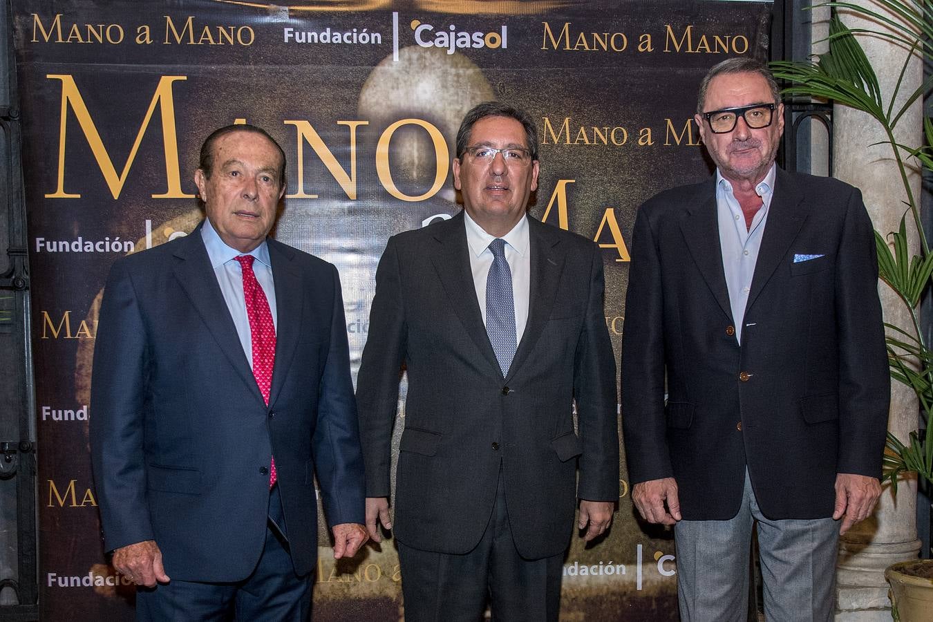 En imágenes, el «Mano a Mano» de Curro Romero y Carlos Herrera en Cajasol