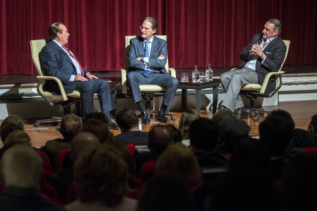 En imágenes, el «Mano a Mano» de Curro Romero y Carlos Herrera en Cajasol