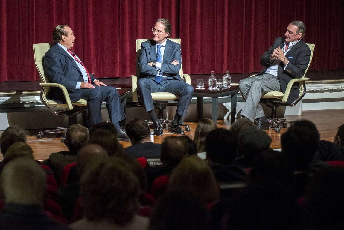 En imágenes, el «Mano a Mano» de Curro Romero y Carlos Herrera en Cajasol