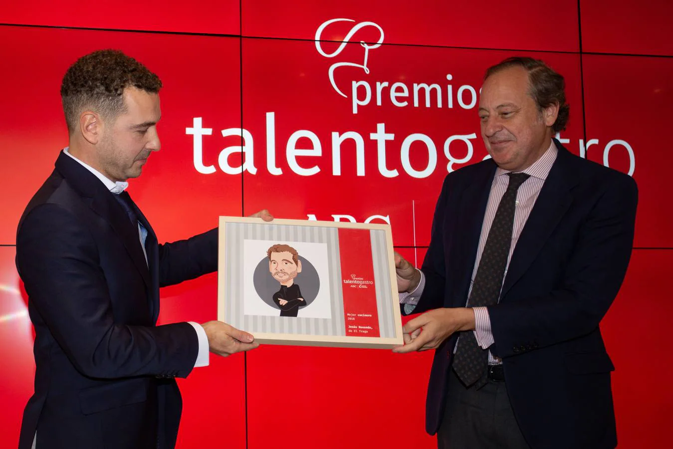 Jesús Rosendo recibe el premio de parte de Álvaro Rodríguez Guitart