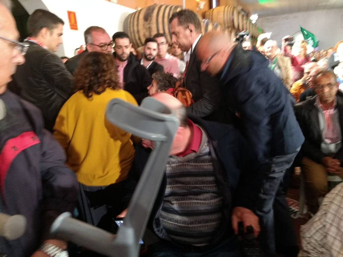 Desalojo de la mujer que protestó en el mitin del PSOE en Chiclana