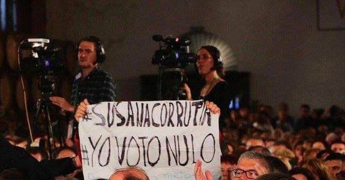 Desalojo de la mujer que protestó en el mitin del PSOE en Chiclana