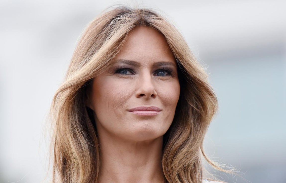 Melania Trump es una Primera Dama de los EE.UU. con unos caprichos muy lujosos. La eslovena, con nacionalidad estadounidense, se ha declarado seguidora empedernidad de la moda más fetiche y especialmente de los bolsos Hermès, una de las marcas más exclusivas del mercado. Repasamos todas las veces que ha lucido bolsos de valor casi incalculable.