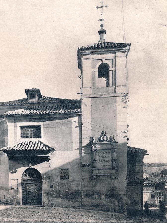 Iglesia de El Salvador. En el ángulo inferior derecho, el acceso a las Cocheras de Alegre. Heliograbado G. Bouan,1928. Archivo Municipal de Toledo. 