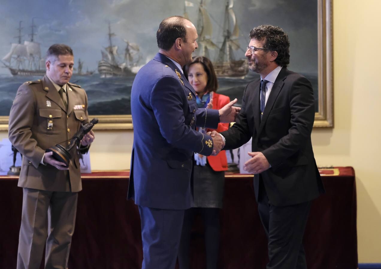 Antonio Vázquez recibe el premio fotográfico de Defensa