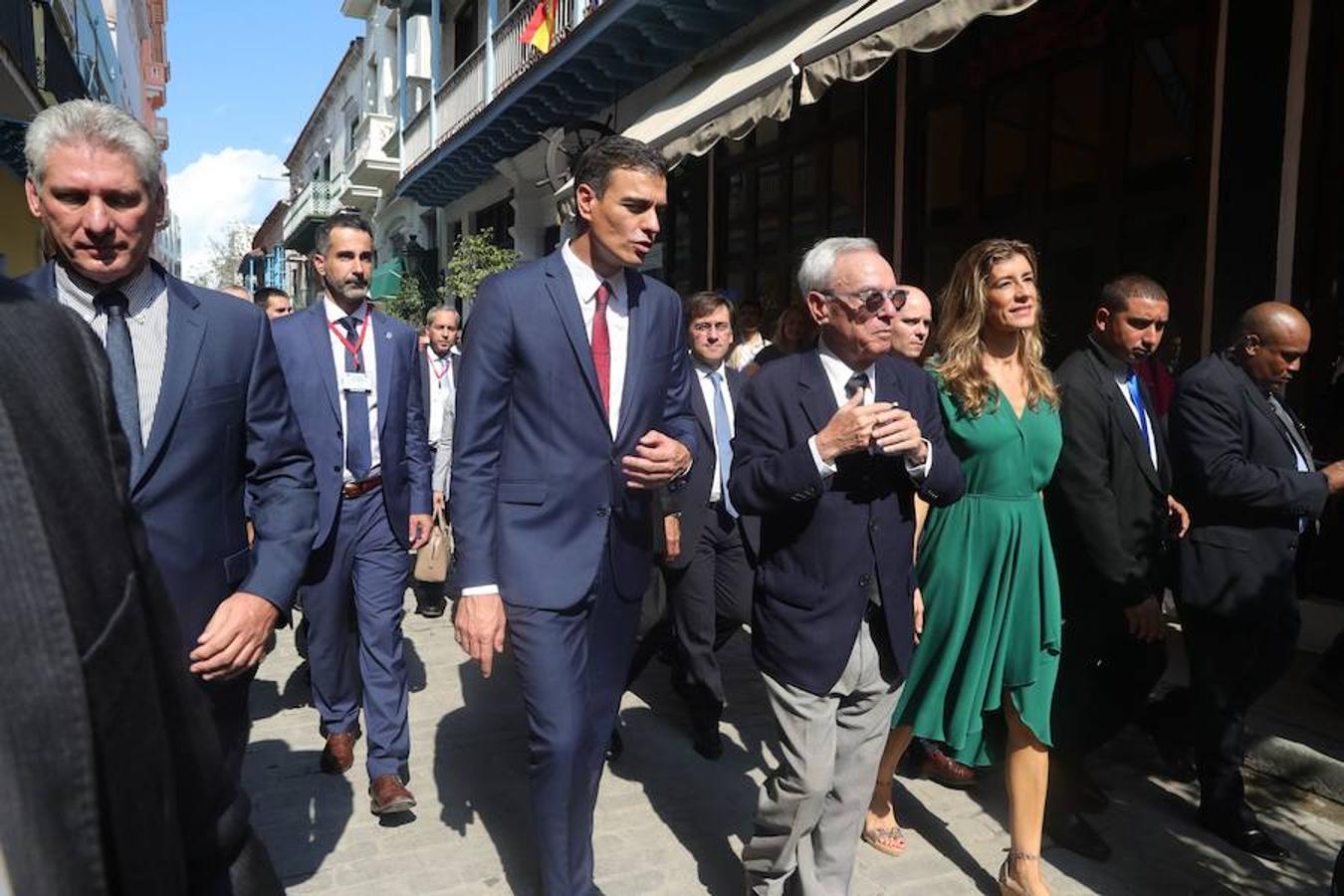 Tras la llegada de Díaz-Canel a la presidencia de Cuba, éste se reunió con Sánchez en septiembre en la sede de la ONU Nueva York, le invitó a él a viajar a la isla y confirmó la invitación al jefe de Estado. 