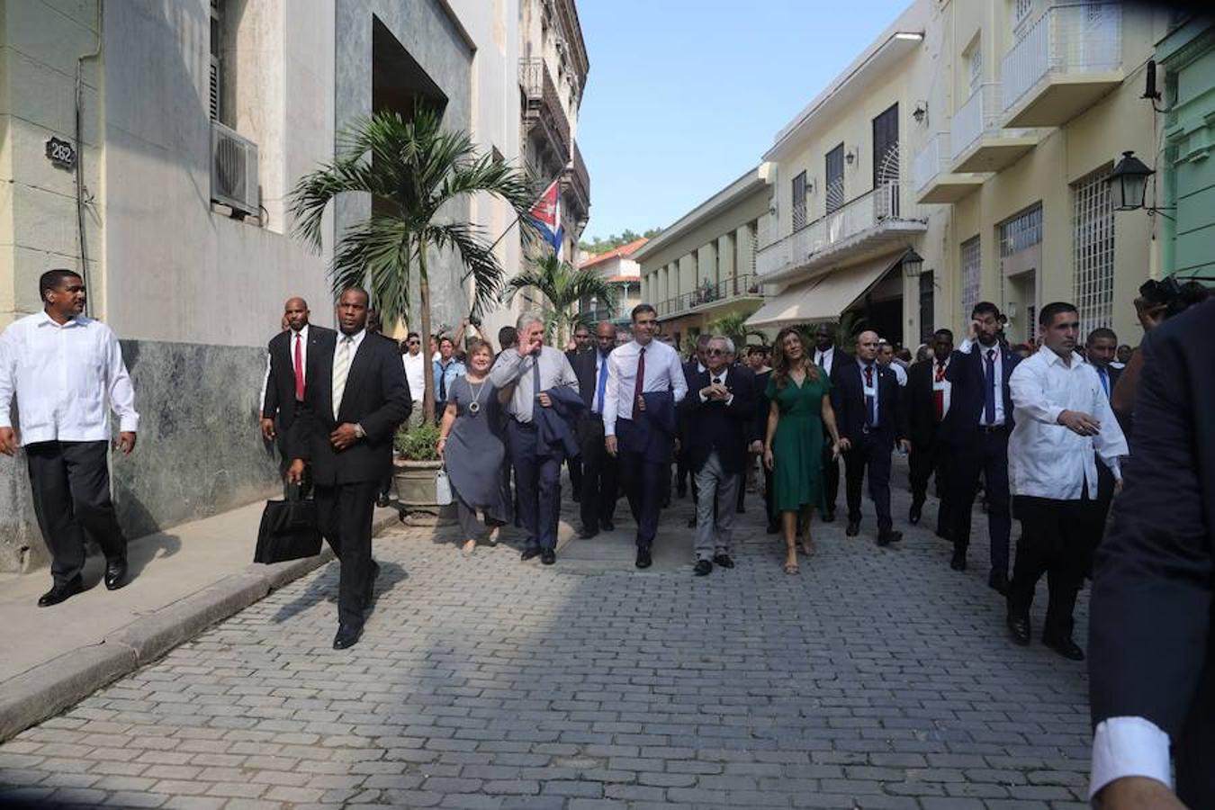 La visita de Sánchez comenzó con su llegada a la Plaza de la Revolución, donde está el Palacio Presidencial. 