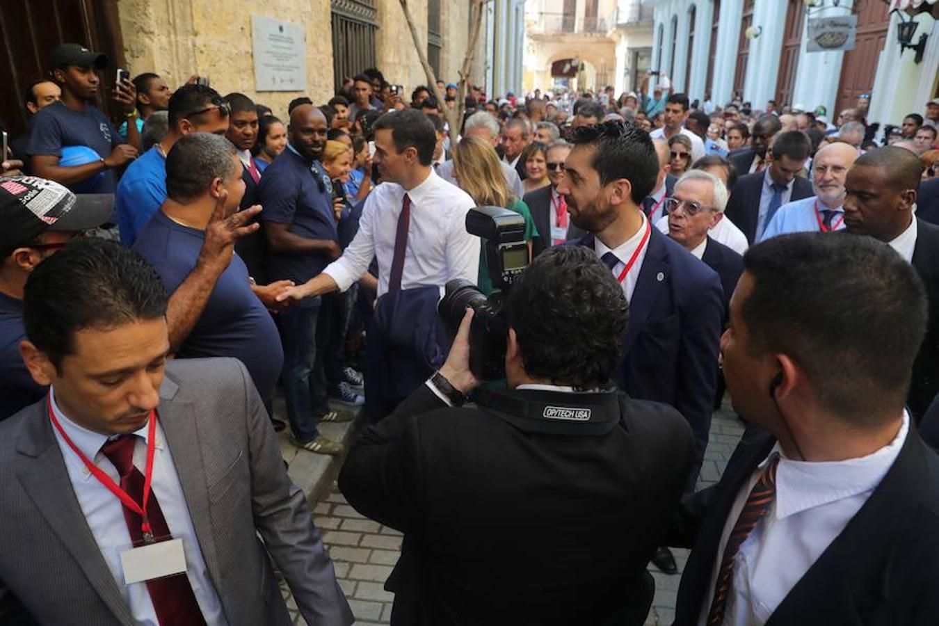Sánchez se pasea por Cuba en mangas de camisa en pleno contencioso con Reino Unido por Gibraltar