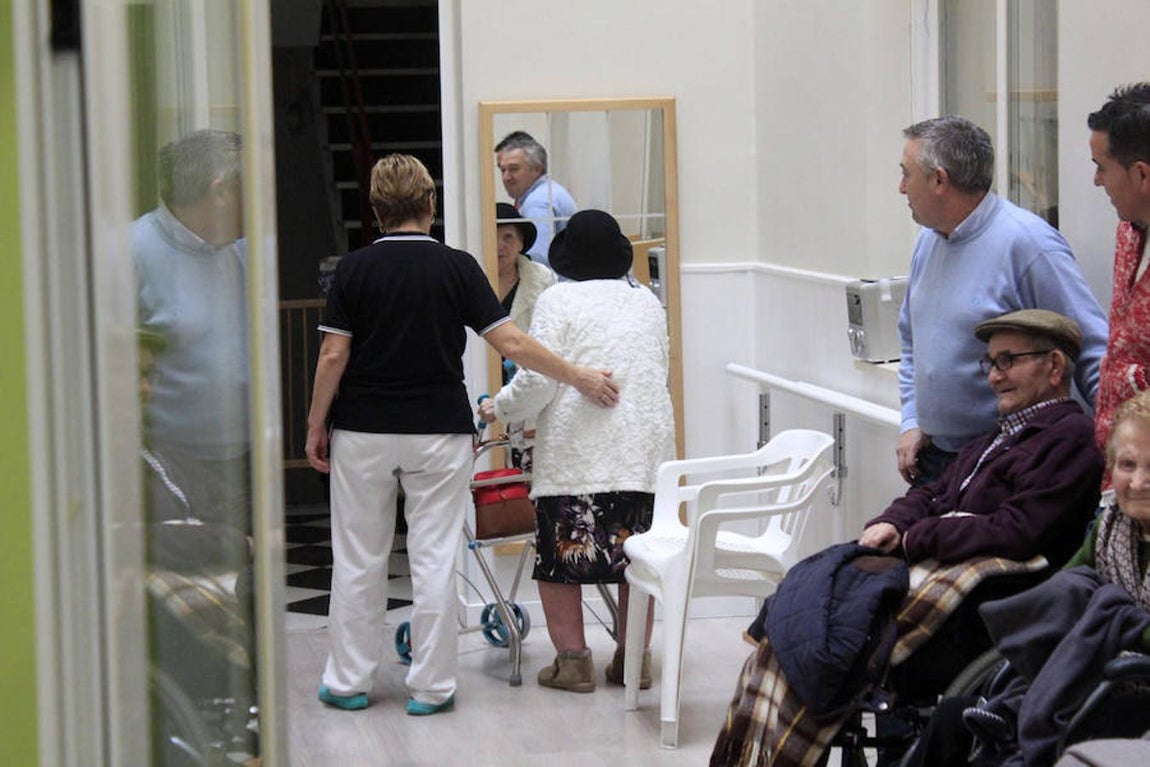 Ana se mira al espejo para colocarse el sombrero