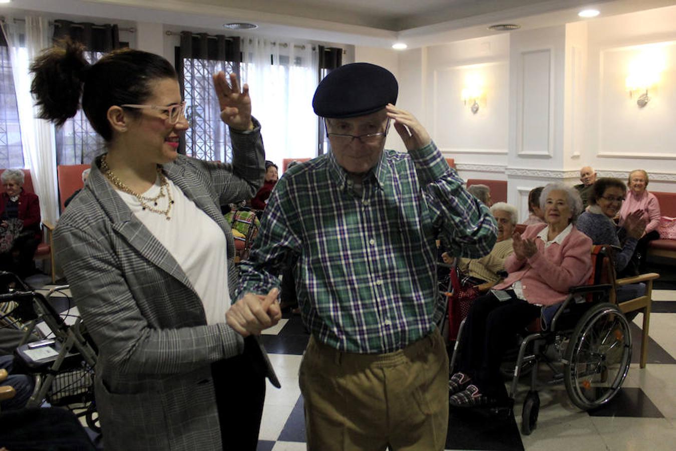 Juan José, pamplonés de 75 años, míster Santa Paola 2018-2019. Está acompañado de María, la fisioterapeuta del centro