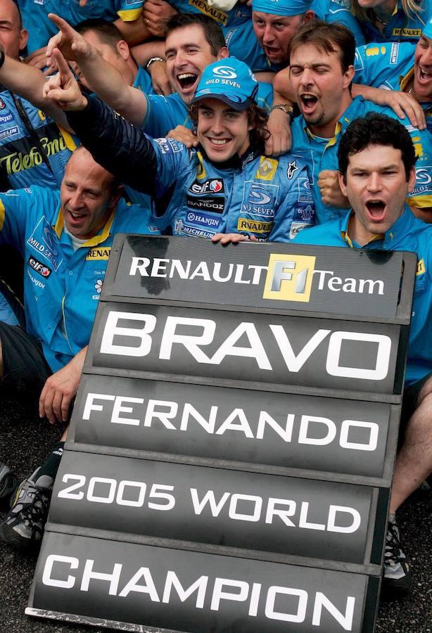 Toca la gloria en Brasil. En 2005 lograría su primer campeonato del mundo en el circuito de Interlagos (Brasil), la última carrera de la temporada. Fue el piloto más joven en lograrlo