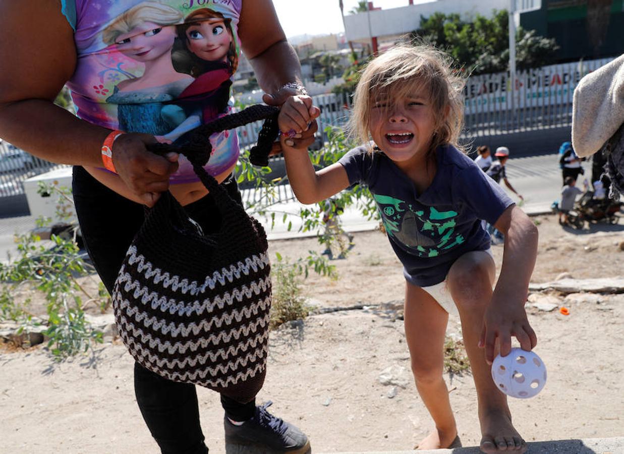 Cientos de inmigrantes tratan de cruzar por la fuerza la frontera entre México y EE.UU. en Tijuana. Los miembros de la caravana rompen el cerco policial y corren para intentar pasar a Estados Unidos