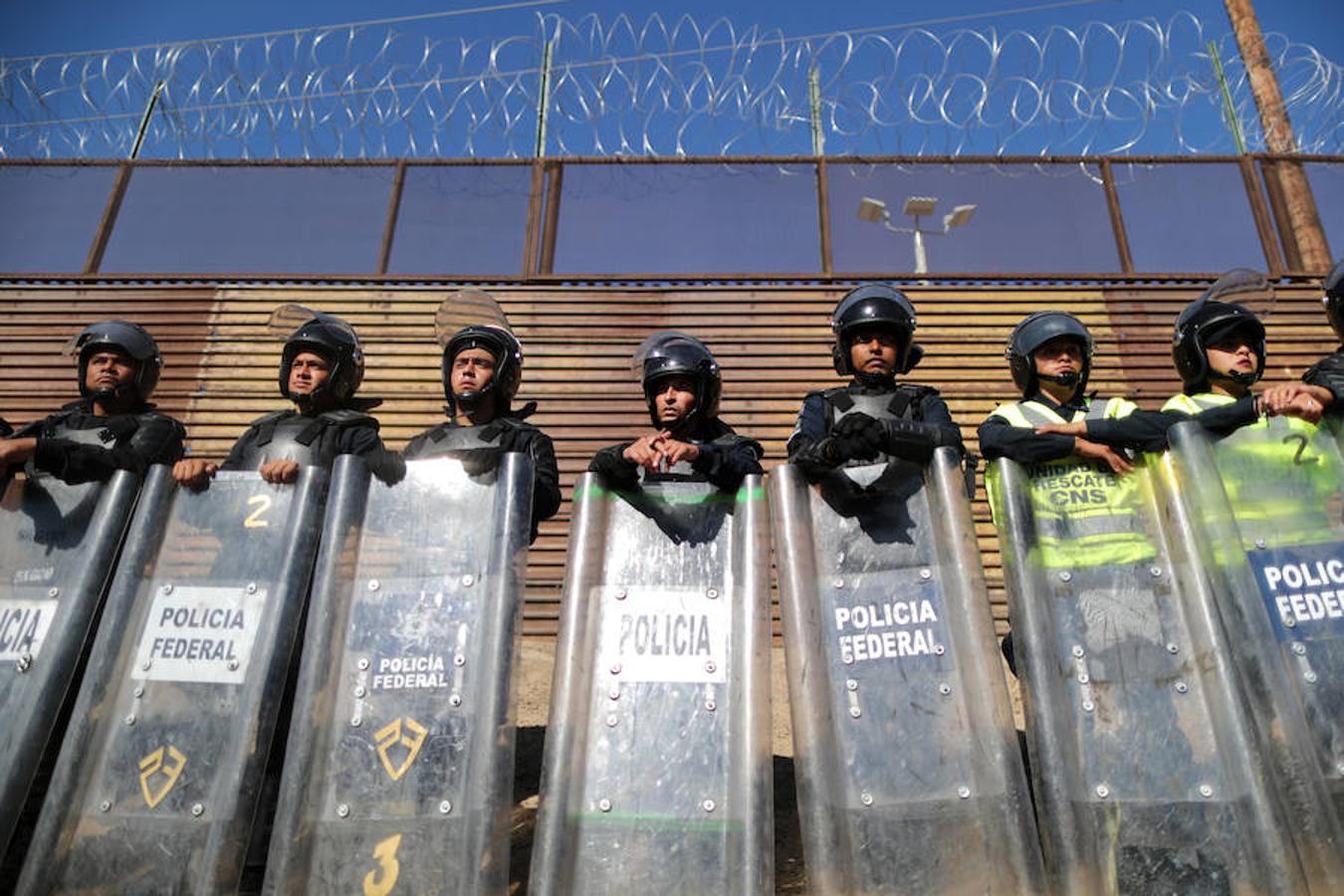 Cientos de inmigrantes tratan de cruzar por la fuerza la frontera entre México y EE.UU. en Tijuana. Los miembros de la caravana rompen el cerco policial y corren para intentar pasar a Estados Unidos