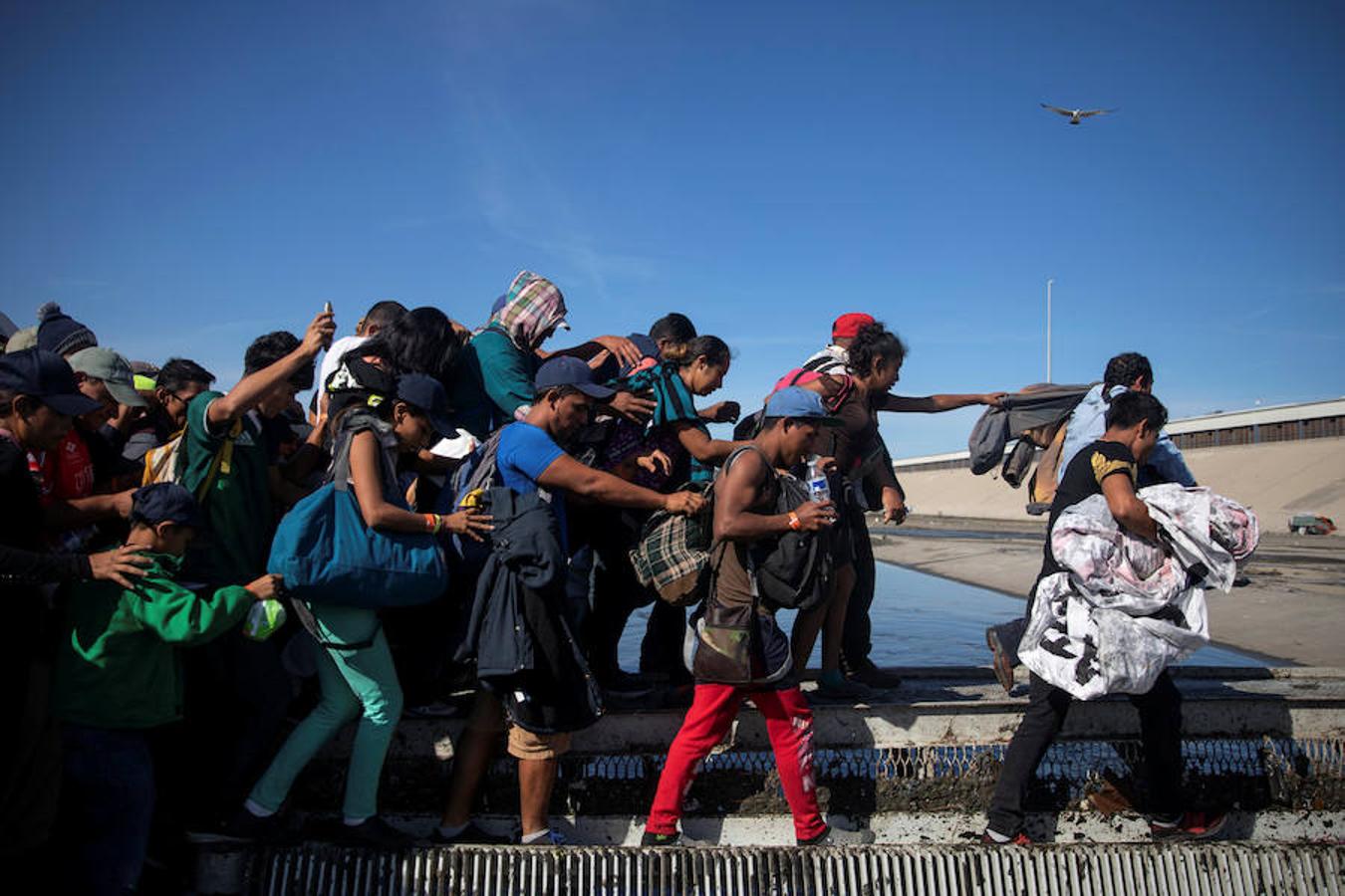 Cientos de inmigrantes tratan de cruzar por la fuerza la frontera entre México y EE.UU. en Tijuana. Los miembros de la caravana rompen el cerco policial y corren para intentar pasar a Estados Unidos