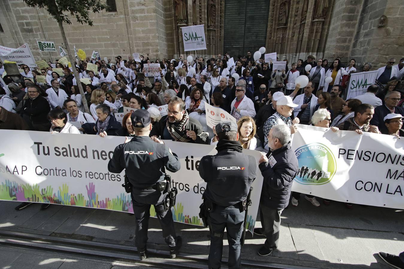 Los médicos salen a la calle para exigir medios y personal