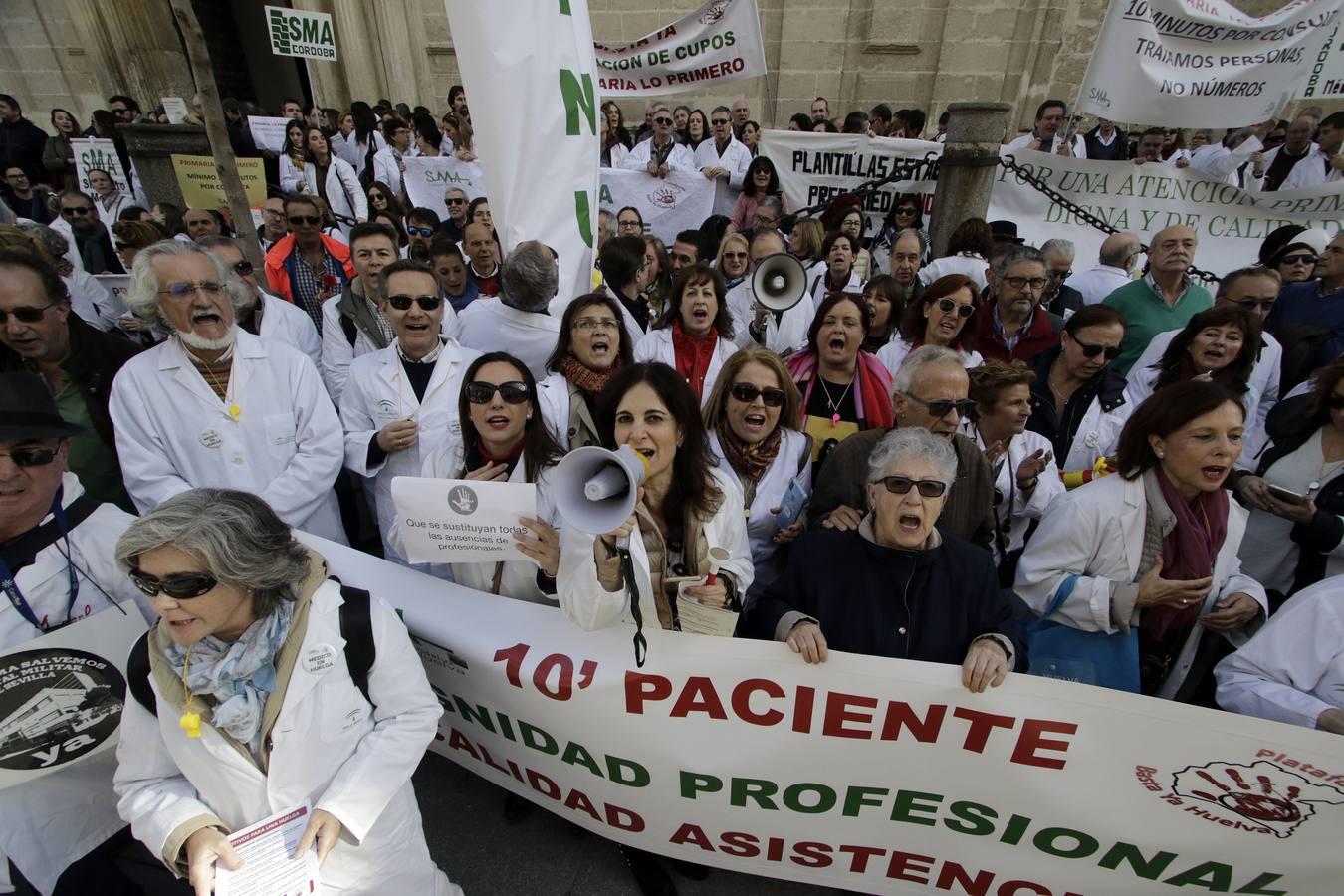 Los médicos salen a la calle para exigir medios y personal