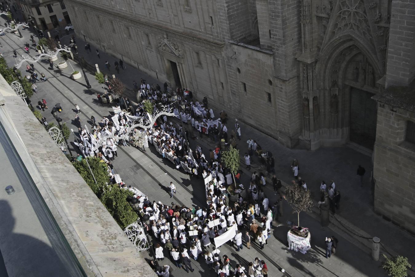 Los médicos salen a la calle para exigir medios y personal