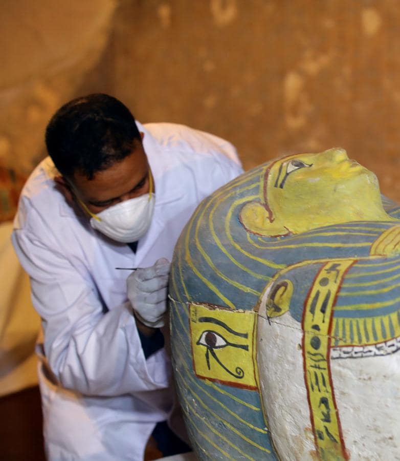 La apertura del sarcófago de una momia egipcia intacta de hace 3.000 años, paso a paso