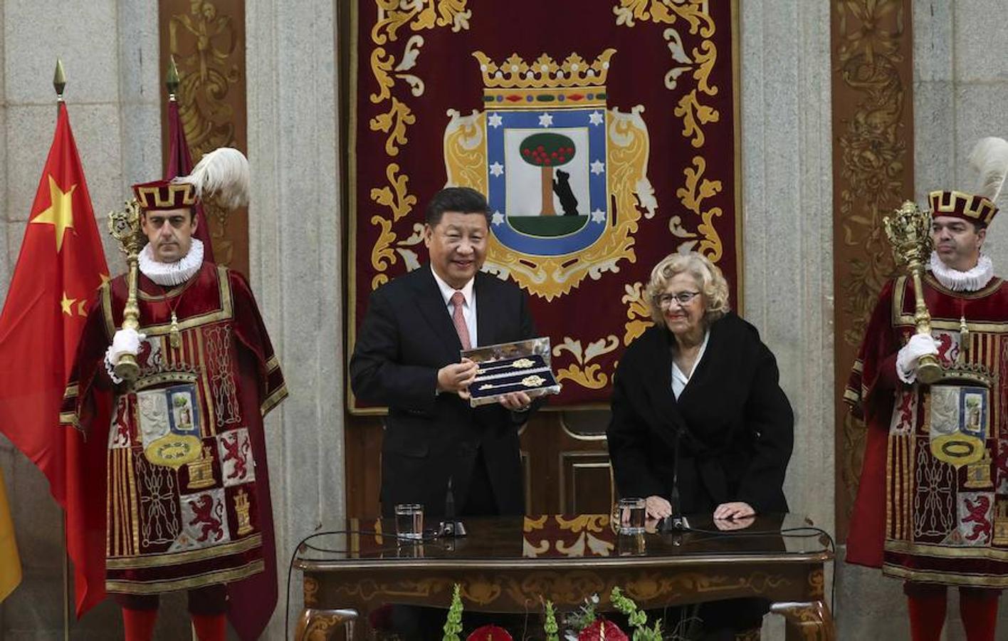 Carmena entre al presidente chino las llaves de Madrid. 