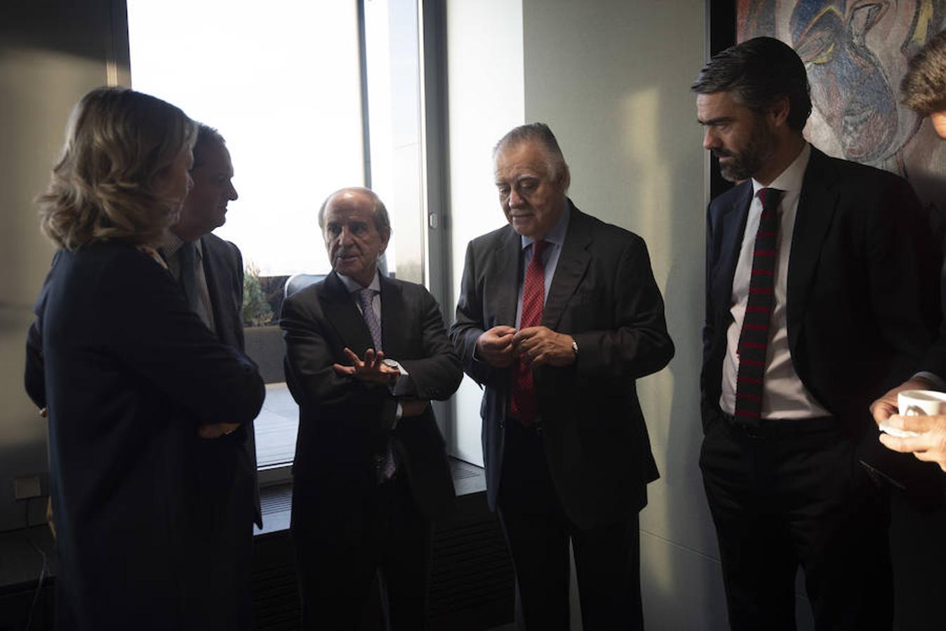 José María García conversa con Catalina Luca de Tena, presidente-editora de ABC, y Luis Enríquez, consejero delegado de Vocento, entre otros. 