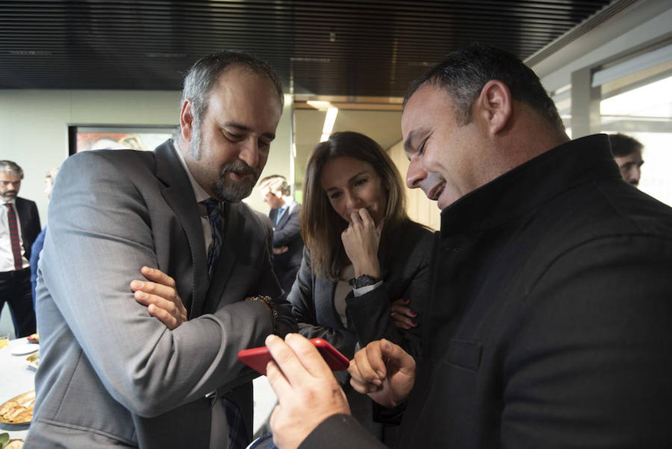 Agustín Pery, director adjunto de ABC, y Pilar Sainz, directora de comunicación de Vocento, observan divertidamente algo que les muestra el chef Ángel León. 