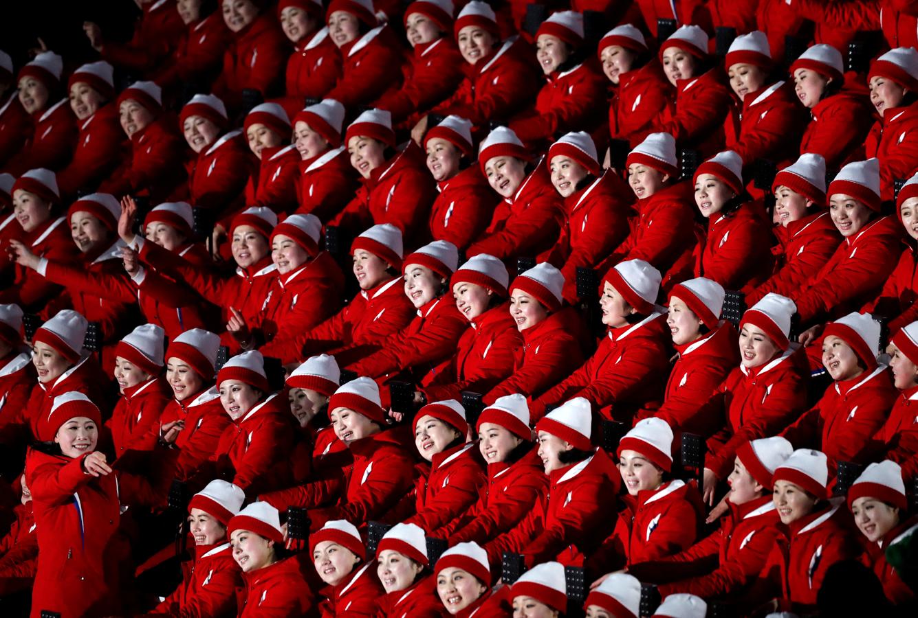 Las «cheerleaders» de Corea del Norte esperan el inicio de la ceremonia de apertura de los Juegos Olímpicos de Invierno de Pyeongchang 2018 en Corea del Sur, el 9 de febrero de 2018.. 