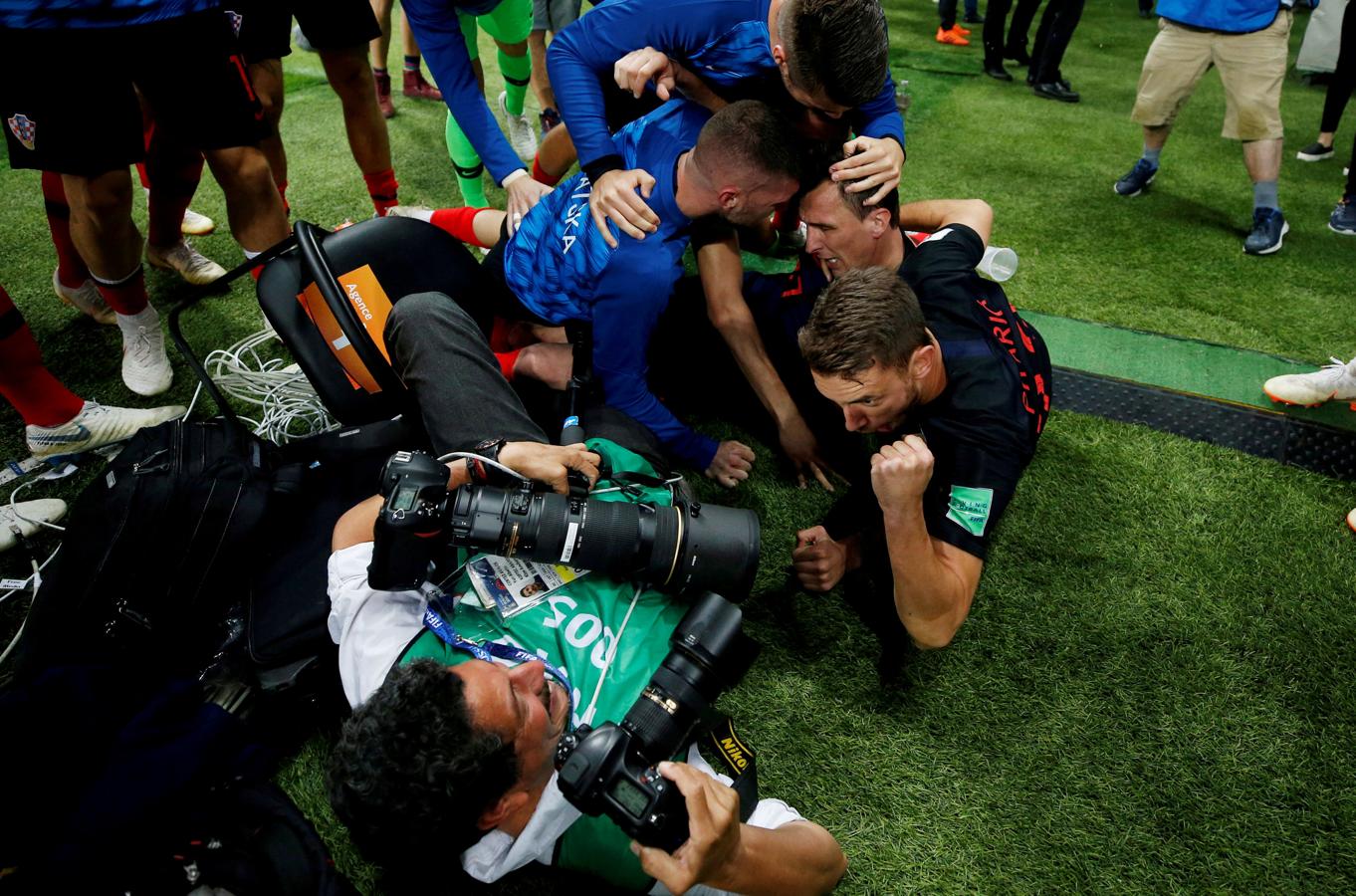 Los jugadores croatas celebran que Mario Mandzukic anota su segundo gol contra Inglaterra durante la Copa del Mundo en el Estadio Luzhniki de Moscú (Rusia), junto al fotógrafo de la AFP Yuri Cortez, el 11 de julio de 2018.. 