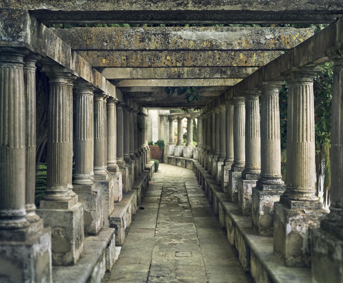 La Alhambra de Fernando Manso. La imagen de la Alhambra que Manso nos transmite no es la que suele asomarse en las guías turísticas o los libros más convencionales. Es una Alhambra decadente, húmeda y solitaria, como suspendida en el tiempo