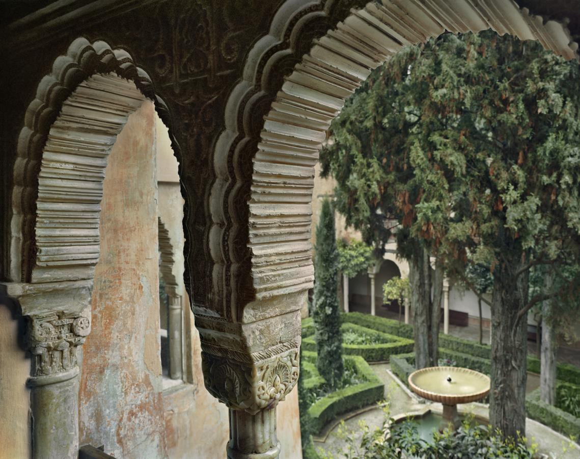 La Alhambra de Fernando Manso. Esta Alhambra “encantada”, sin presencia humana, resulta más cercana a un cuadro que a una fotografía por obra y gracia de este artista que consigue con su cámara de fuelle “pintar con la luz”, como ya hizo en sus anteriores trabajos “España” y “Madrid”