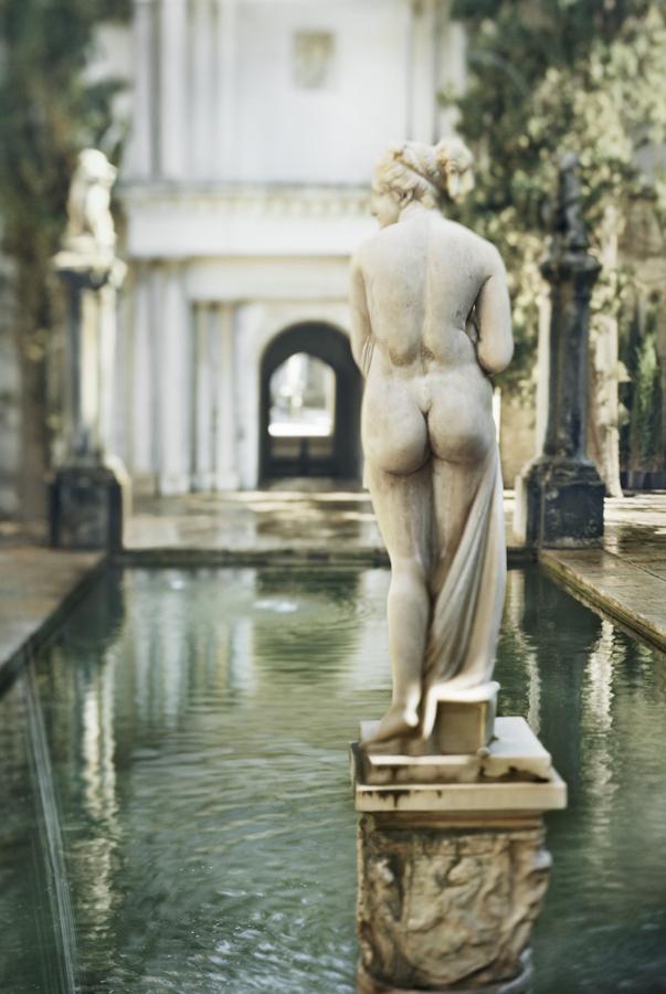 La Alhambra de Fernando Manso. “Palacios, jardines, huertas, bosques..., paisaje de historia, de naturaleza y de cultura. Patrimonio de la Humanidad, cierto, pero más aún, patrimonio de los soñadores y los paseantes. Por todo ese paisaje ha paseado con su cámara Fernando Manso indagando colores y formas, profundidades y volúmenes, buscando transparencias, momentos de luz diferente, ángulos que descubran una perspectiva insólita o que reflexionen de forma especial sobre una perspectiva conocida; regalándonos con su mirada de artista nuevos asideros para el disfrute, imágenes que enriquecen nuestras maneras de apreciar los sentidos de lo maravilloso”. (Del prólogo de José Tito Rojo y Manuel Casares Porcel)