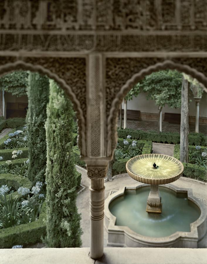 La Alhambra de Fernando Manso. Las nuevas tecnologías no han influido en nada en este extraordinario fotógrafo que ha sido capaz de trabajar en pleno siglo XXI con las cámaras más tradicionales y clásicas del pasado siglo.