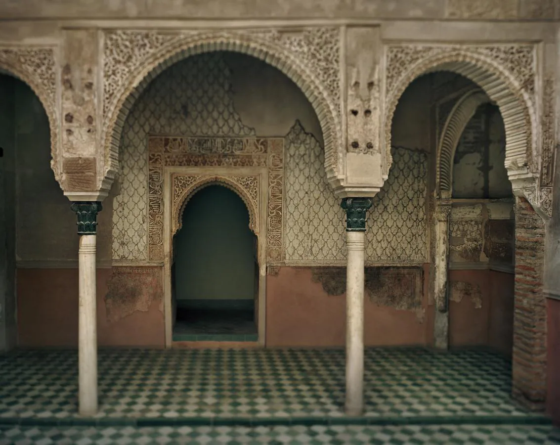 La Alhambra de Fernando Manso. Es una Alhambra decadente, húmeda y solitaria, como suspendida en el tiempo, y siempre envuelta en un halo de misterio y en esa luz especial que caracteriza desde hace años la sorprendente fotografía de Fernando Manso