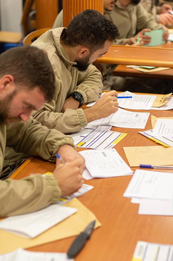 Los militares, los primeros en votar