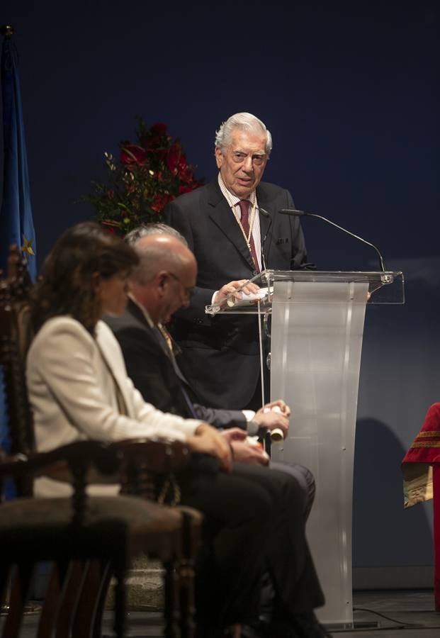 Mario Vargas Llosa en la entrega de los Premios Averroes, en imágenes