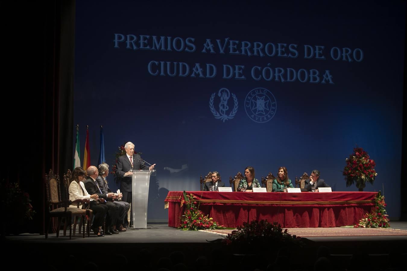 Mario Vargas Llosa en la entrega de los Premios Averroes, en imágenes