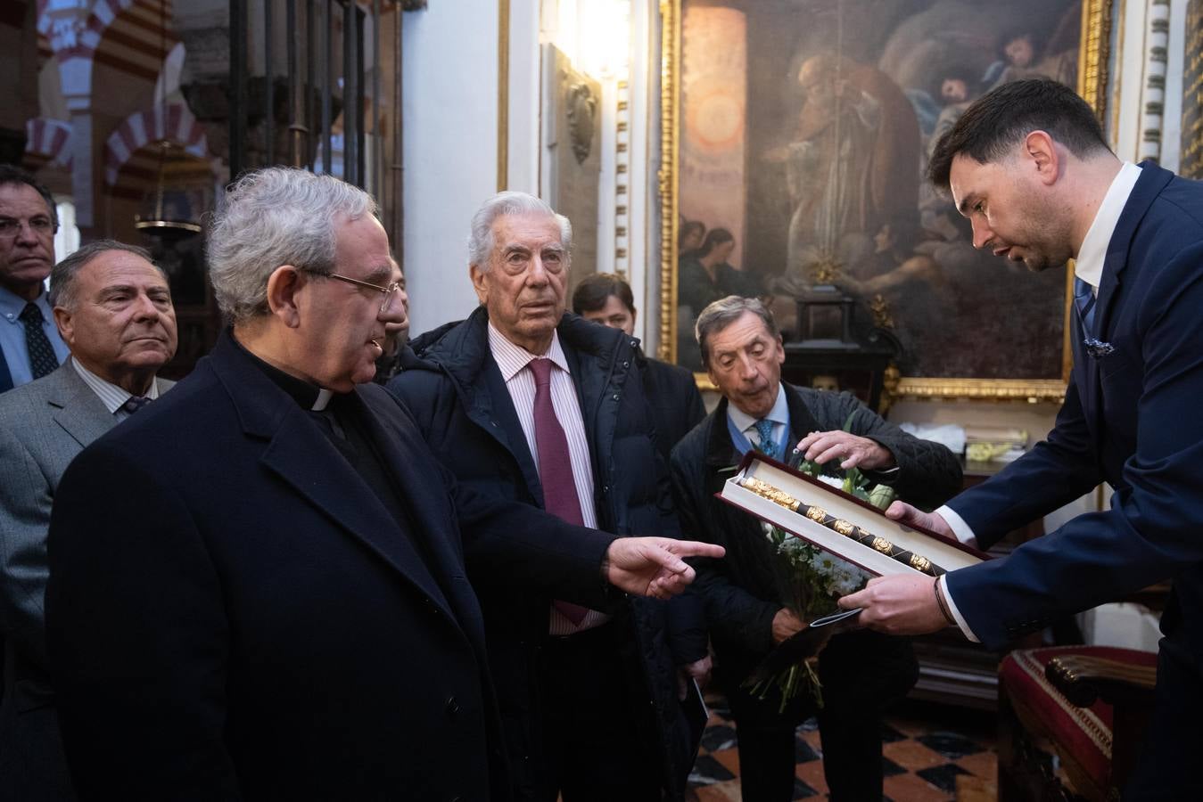 La visita de Vargas Llosa a la Mezquita-Catedral de Córdoba, en imágenes