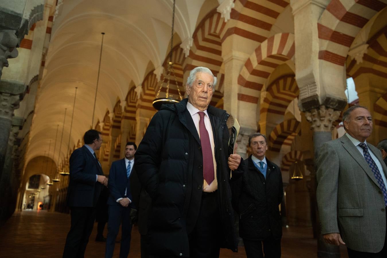 La visita de Vargas Llosa a la Mezquita-Catedral de Córdoba, en imágenes