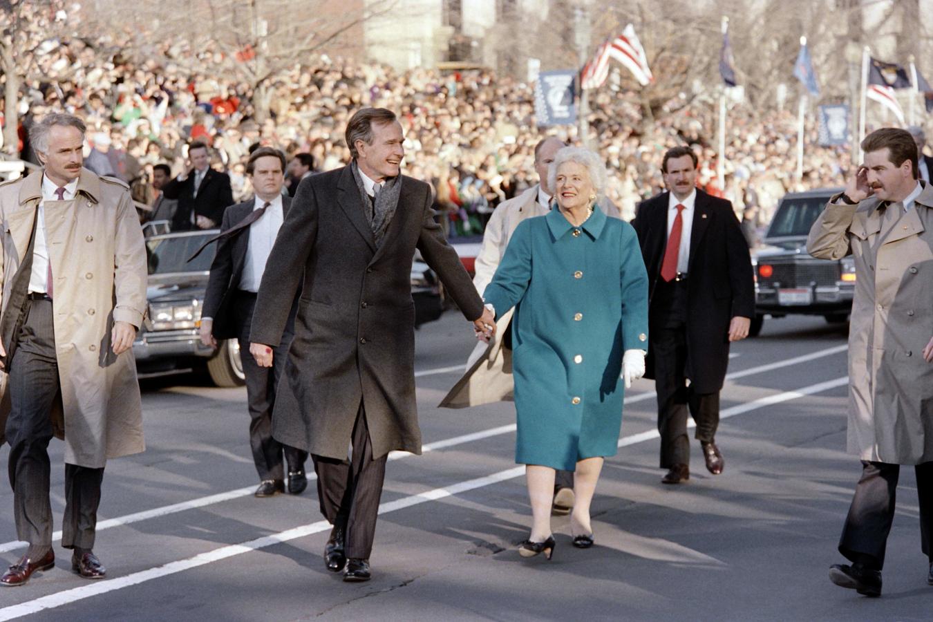 En esta foto de archivo tomada el 20 de enero de 1989, Bush y su esposa caminan durante el Desfile Inaugural después de la toma de posesión de Bush como el 41º presidente de Estados Unidos en Washington. 