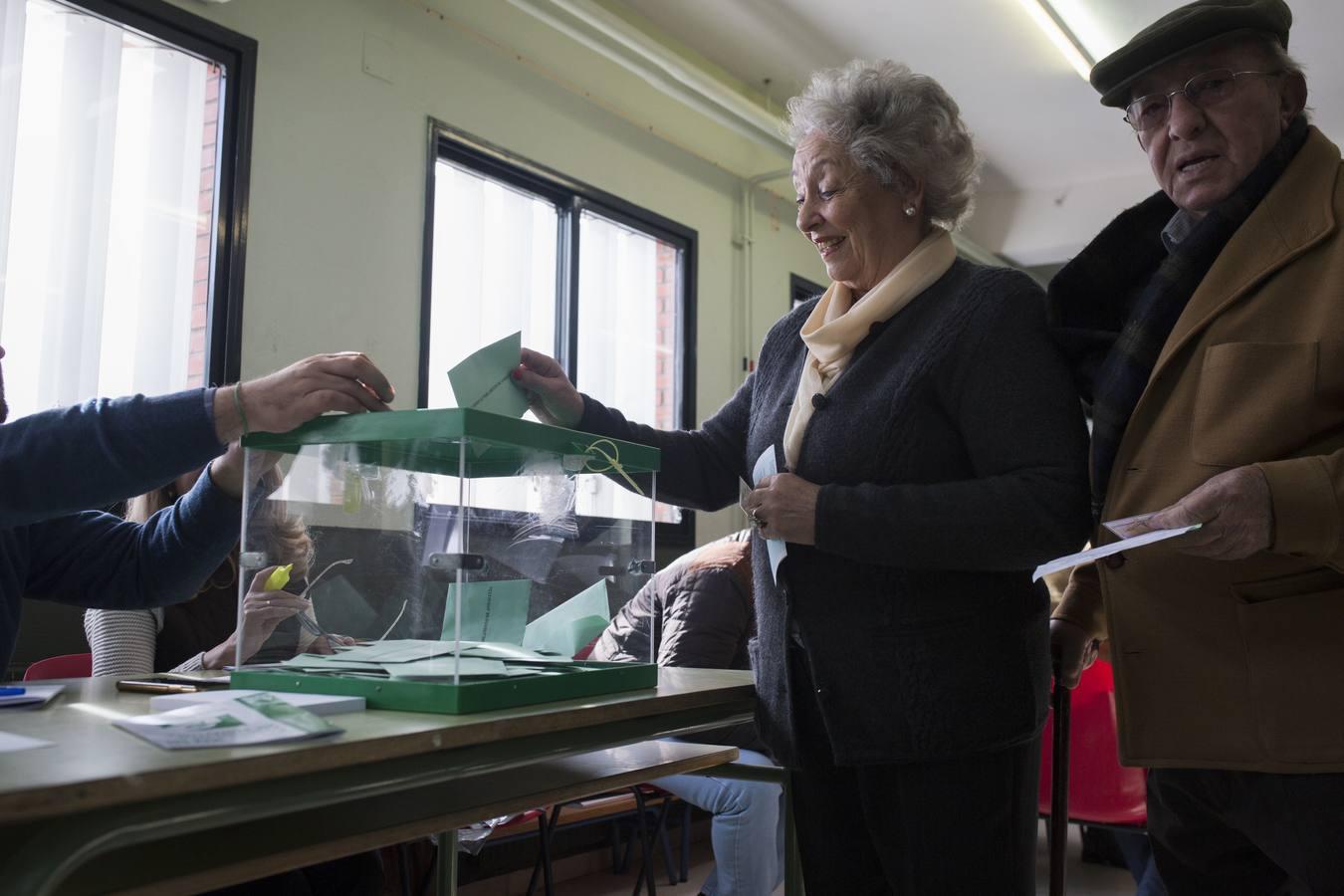 En imágenes, el ambiente de los colegios electorales en las elecciones andaluzas 2018