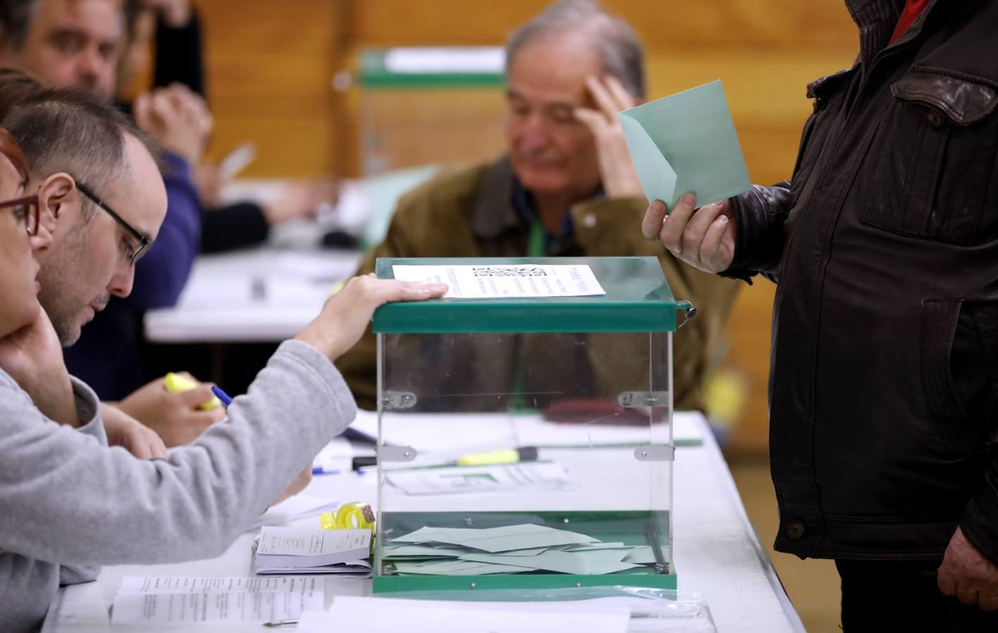 En imágenes, el ambiente de los colegios electorales en las elecciones andaluzas 2018