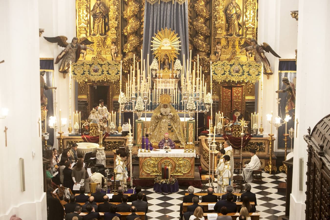 La bendición de la nueva bambalina de la Virgen de la Trinidad de Córdoba, en imágenes