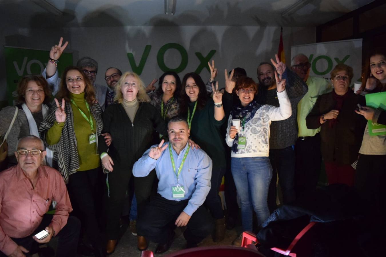 Vox Cádiz celebra con mucha energía y poca luz sus resultados en Andalucía